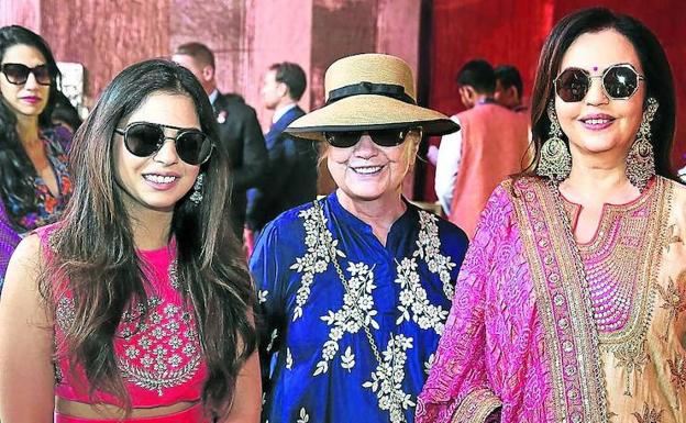 La novia, Isha Ambani, y su madre, Nita, junto a Hillary Clinton, una de las invitadas. 