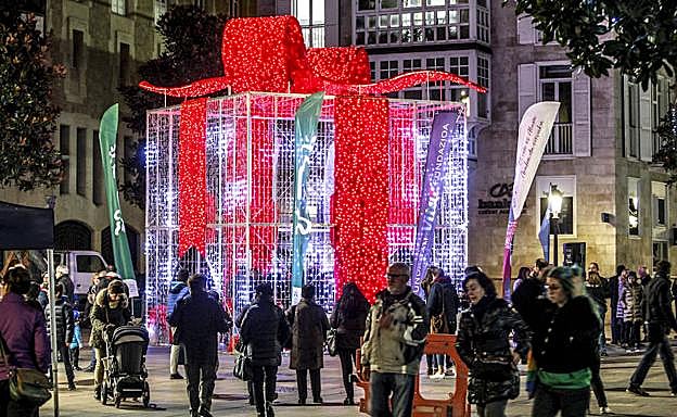 Una gran caja de regalo ilumina la Navidad vitoriana