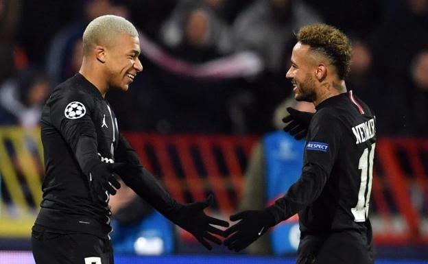 Mbappé y Neymar celebran el gol del francés que cerró la goleada del PSG al Estrella Roja. 