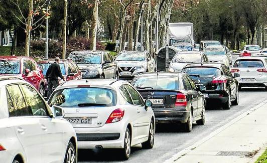 Retenciones. Numerosos coches en Iturritxu durante la mañana de ayer. Los vecinos dicen que esta calle canaliza gran parte del tráfico del Sur, «desde el transporte escolar a camiones que van al vertedero de Gardélegui, además de autobuses, furgonetas y coches que van hacia Oreitisasolo y Júndiz». 