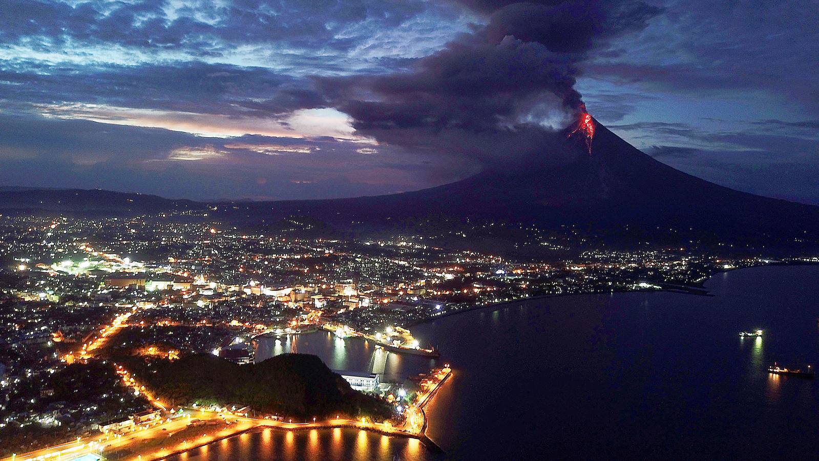 El volcán Mayon entra en erupción expulsando lava y ceniza, en la ciudad de Legaspi, en el este de Filipinas. 