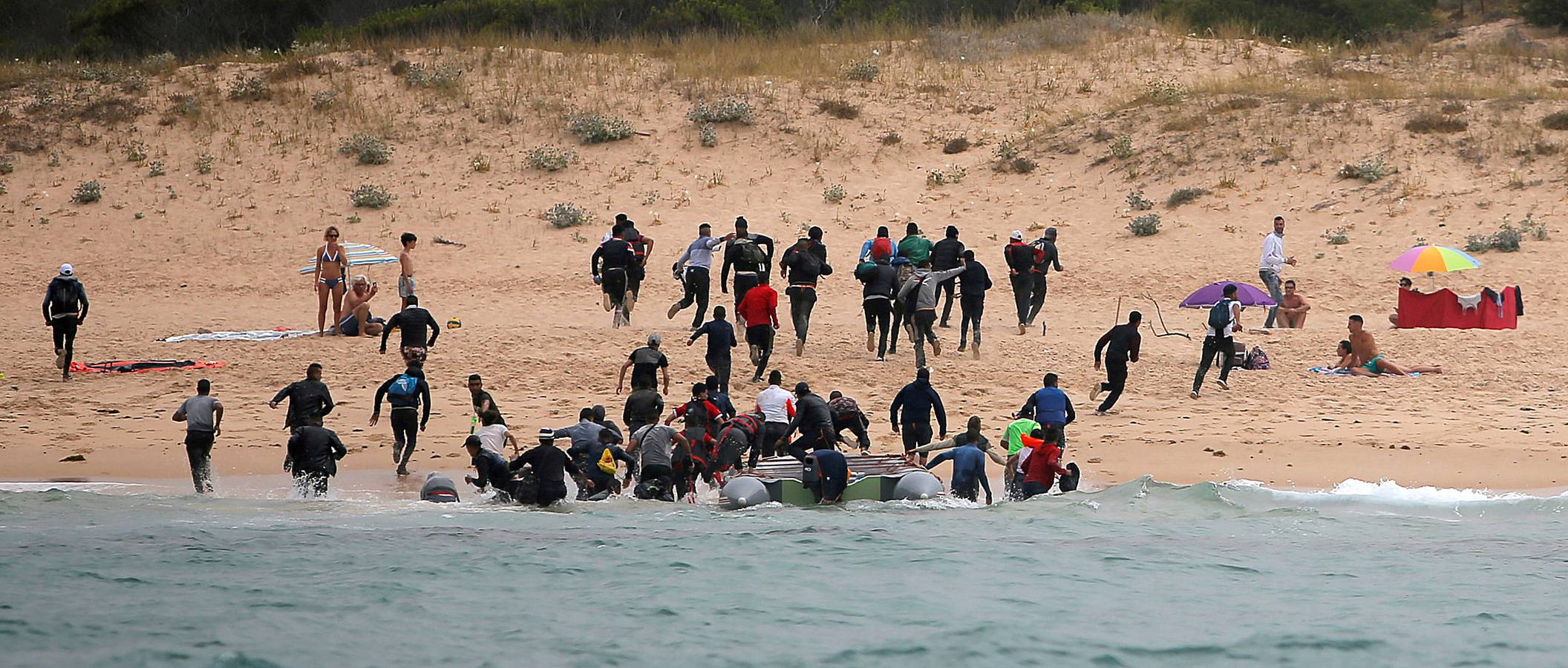 Decenas de inmigrantes desembarcan en Tarifa, Cádiz.