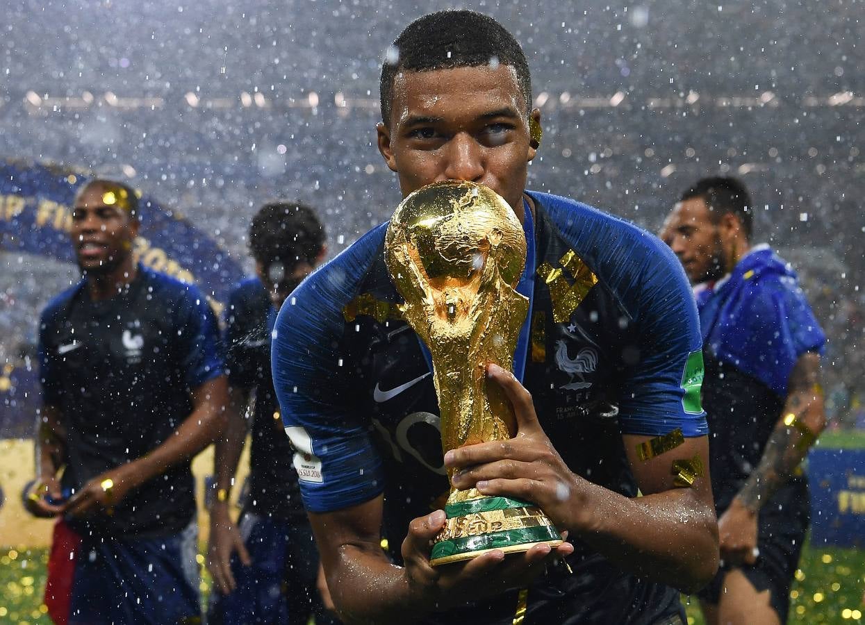 El delantero de Francia Kylian Mbappe besa el trofeo de la Copa del Mundo después de ganar el partido de fútbol de la final de la Copa del Mundo Rusia 2018 entre Francia y Croacia en el Estadio Luzhniki en Moscú