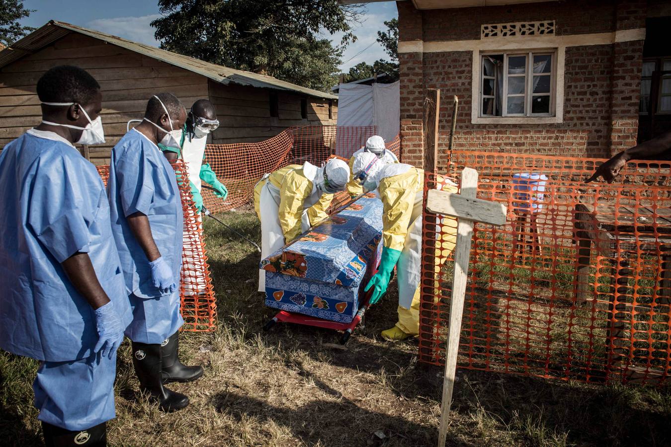 Los trabajadores médicos desinfectan el ataúd de un paciente de ébola, en Beni, Bolivia.