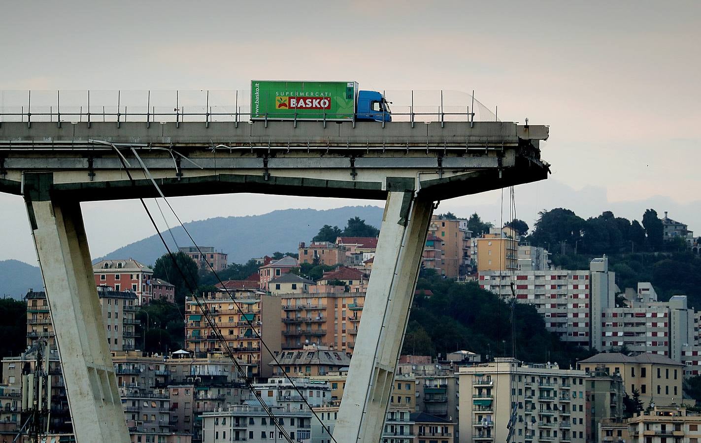 Un camión se para en el borde del derrumbado puente de la autopista Morandi en la ciudad noroccidental de Génova el 14 de agosto de 2018