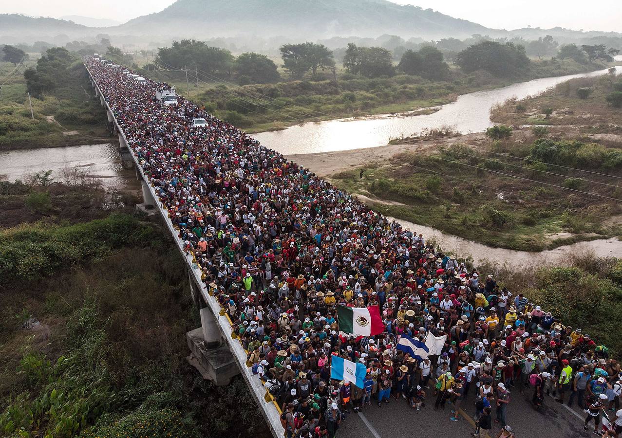 Vista aérea de los migrantes hondureños que se dirigen en una caravana a los EE. UU