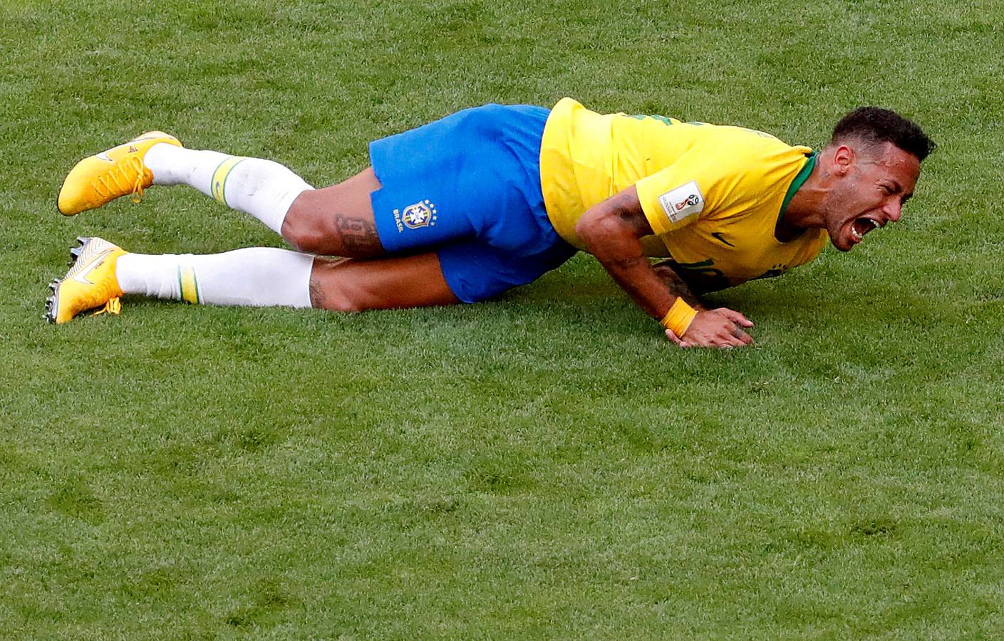 Neymar, tras sufrir una lesión con Brasil, en el partido de la Copa Mundial de fútbol contra México en Samara Arena, en Rusia.