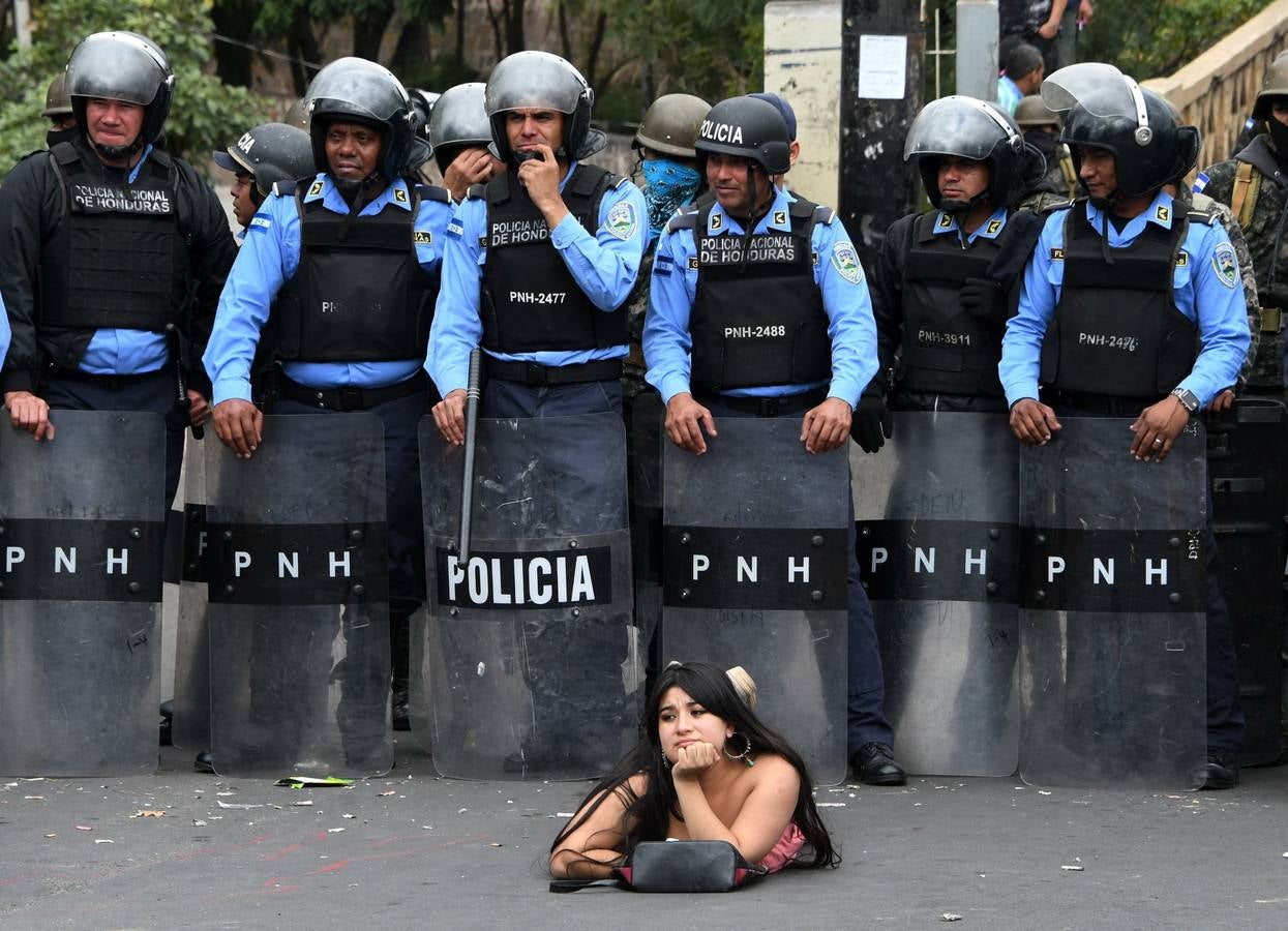 Una mujer, delante de la Policía, durante una protesta en Honduras.