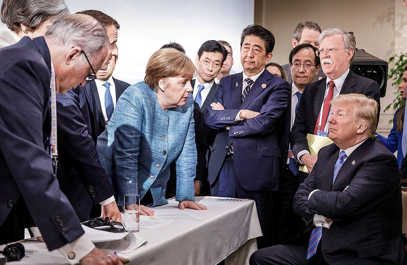 La canciller alemana, Angela Merkel, habla con el presidente de Estados Unidos, Donald Trump, durante el segundo día de la reunión del G7 en la ciudad de Charlevoix en La Malbaie, Quebec, Canadá.