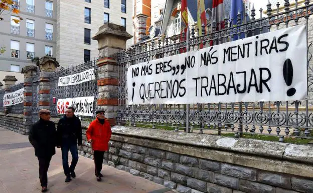 Las pancartas de protesta permanecieron 24 horas colgadas en la verja de acceso a la sede de la Junta. 