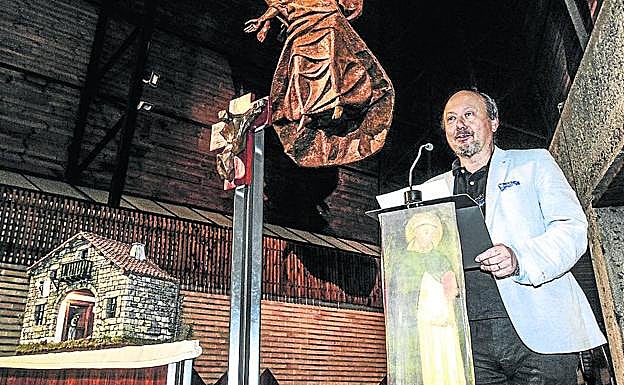 Otaola pronuncia el pregón en el interior de la parroquia de Los Ángeles. 