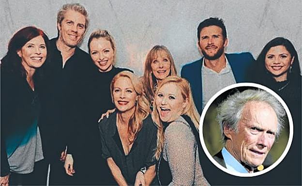 Los ocho hijos del artista, con Laurie Murray en el centro y detrás, en la 'premier' de 'The Mule'. A la derecha, Clint Eastwood.