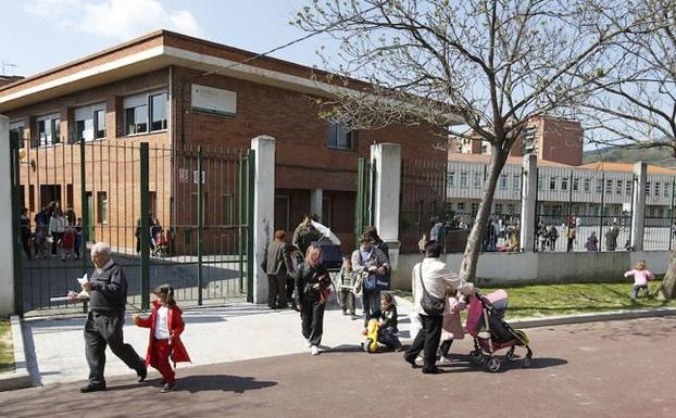 Un grupo de padres y madres esperan la salida de alumnos en el colegio Etxegarai. 