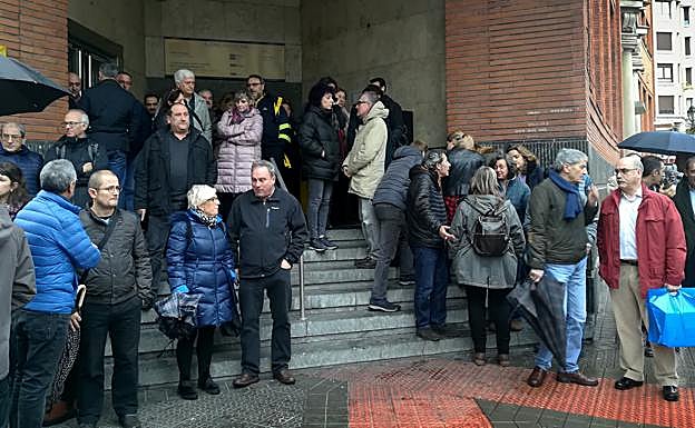 Concentración de trabajadores de Correos en Bilbao