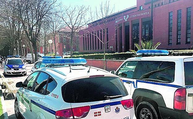 Coches de la Ertzaintza en una intervención anterior en la 'ikasle gela' de la Facultad de Letras de Vitoria.