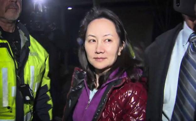 La vicepresidenta de Huawei, Meng Wanzhou, al ser en libertad bajo fianza por las autoridades canadienses.