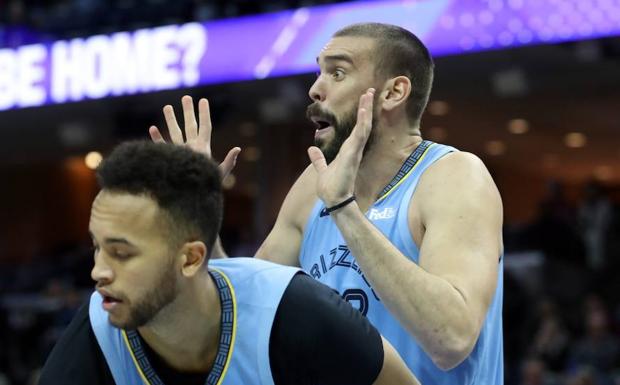 Marc Gasol protesta una decisión arbitral. 