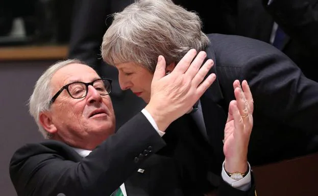 El presidente de la Comisión Europea, Jean-Claude Juncker, saluda a la primera ministra británica, Theresa May, en la cumbre de Bruselas.