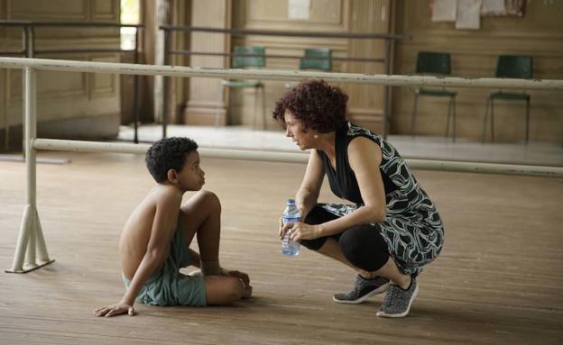 Icíar Bollaín en el set de rodaje junto al pequeño Edison Manuel Olbera, que encarna al bailarín Carlos Acosta de niño.