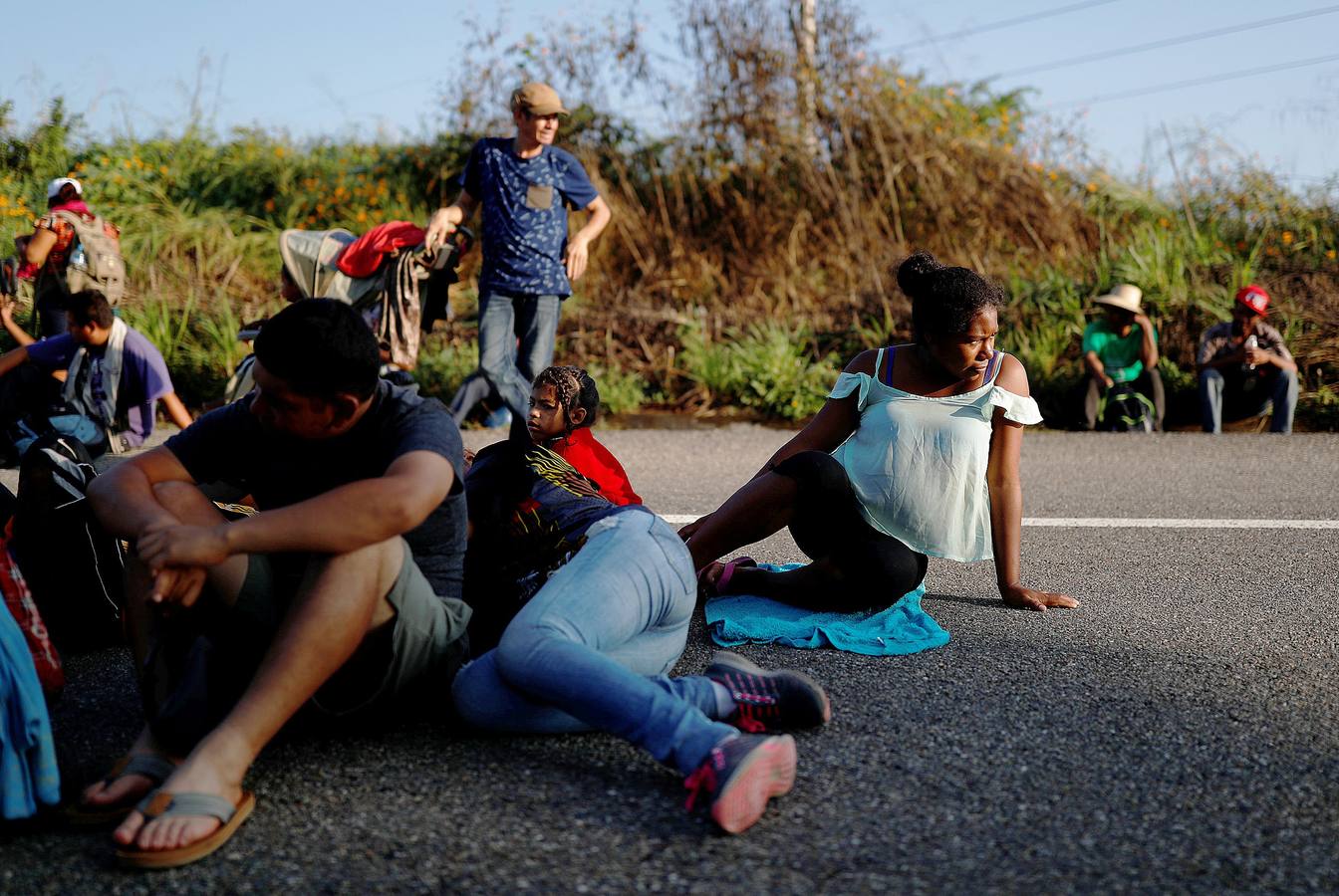 Erly Marcial, una joven hondureña de 21 años, se unió a la caravana de emigrantes con destino a los Estados Unidos junto a su familia a pesar de que estaba en el octavo mes de embarazo. En el camino dio a luz a un bebé que nació sano, y ahora, a la puerta de los Estados Unidos, atrapada con los suyos en Tijuana, aguarda el milagro de conseguir que se ablande el corazón de Trump: «Tiene un corazón de carne y hueso, no de piedra...»