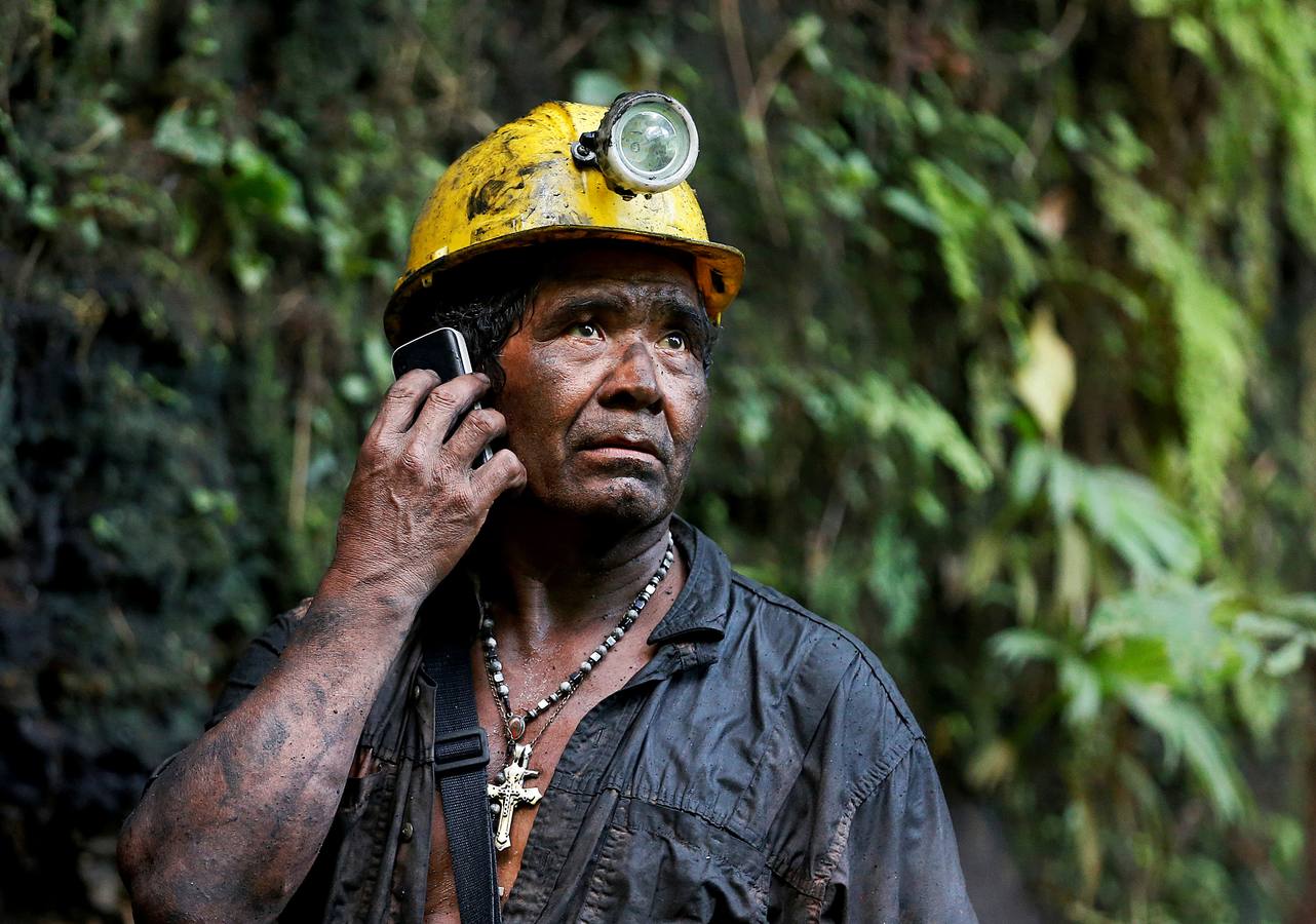 Algunas leyendas denominan a las esmeraldas «piedras de los magos» pues propician el poder de la adivinación y ahuyentan a los espíritus malignos. En la mina de Coscuez, en Colombia (la que vemos en las fotos), llevan más de cuatrocientos años extrayendo estas apreciadas gemas que en la antigüedad podían ser encontradas casi en la superficie. Ahora, en la montaña se abren 19 bocaminas y hay decenas de galerías en diferentes profundidades en túneles de hasta 1.200 metros. En Colombia se produce el 60% de esmeraldas del mundo y las de mejor calidad. 