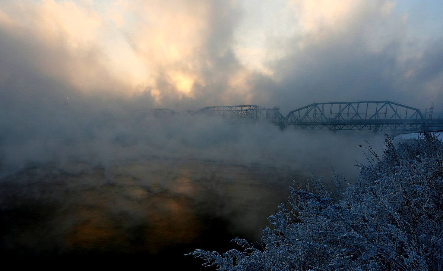 El Yeniséi es el principal río de Siberia. Su extensión de 4.093 kilómetros hasta desembocar en el Ártico lo convierte en uno de los más largos del mundo. Aunque hay numerosas leyendas sobre el origen de la palabra Yeniséi, la mayoría se inclina por «agua grande» o «río madre.» Sea como fuere, las temperaturas extraordinariamente bajas de las regiones por las que discurre le proporcionan una belleza inusual. Las fotografías están tomadas en la región de Karasnoyarsk, a unos 30 grados bajo cero.