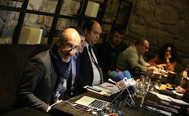 Aitor Elizegi, acompañado del abogado Fernando San José y del economista Jon Ander de las Fuentes, ambos miembros de su plancha.