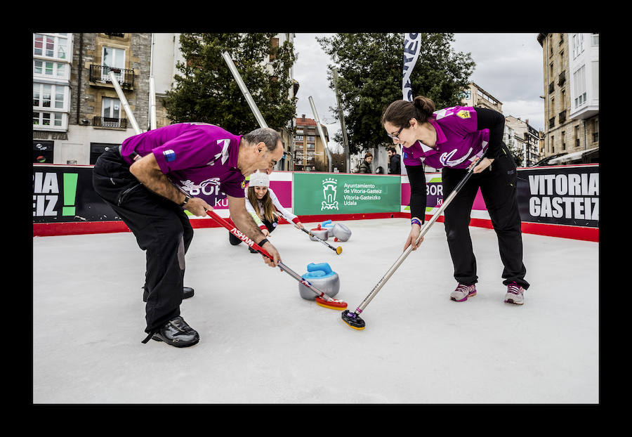 Fotos: La plaza de la Virgen Blanca se vuelve a transformar en una pista de hielo