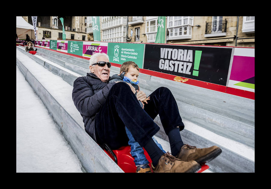 Fotos: La plaza de la Virgen Blanca se vuelve a transformar en una pista de hielo