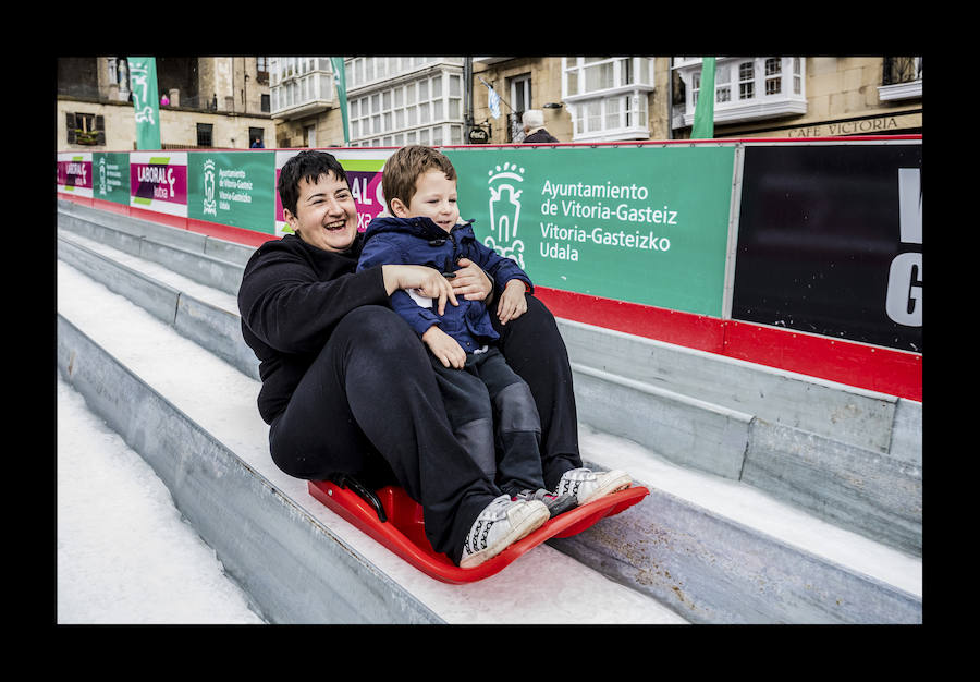 Fotos: La plaza de la Virgen Blanca se vuelve a transformar en una pista de hielo
