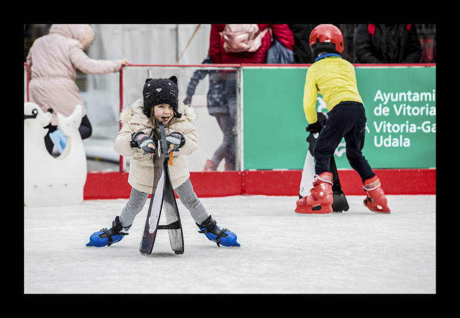 Fotos: La plaza de la Virgen Blanca se vuelve a transformar en una pista de hielo