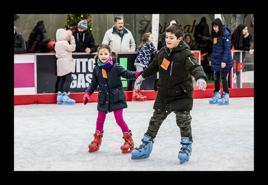 Fotos: La plaza de la Virgen Blanca se vuelve a transformar en una pista de hielo