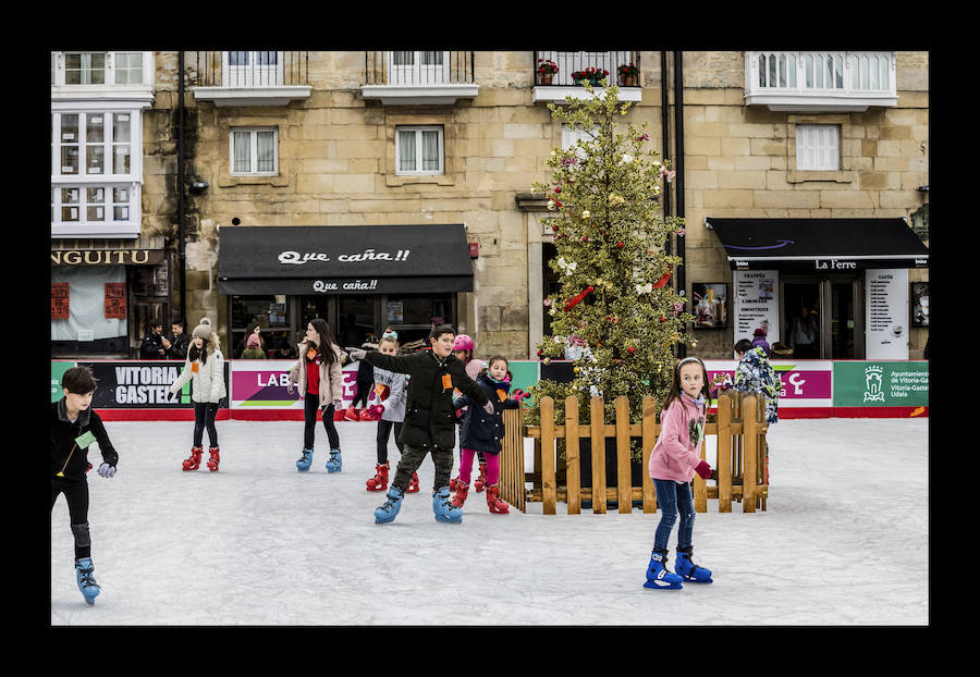 Fotos: La plaza de la Virgen Blanca se vuelve a transformar en una pista de hielo