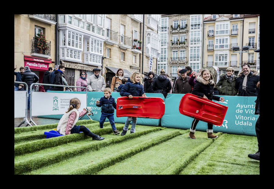 Fotos: La plaza de la Virgen Blanca se vuelve a transformar en una pista de hielo