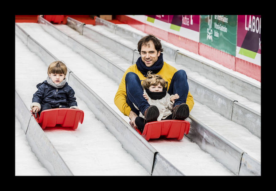 Fotos: La plaza de la Virgen Blanca se vuelve a transformar en una pista de hielo