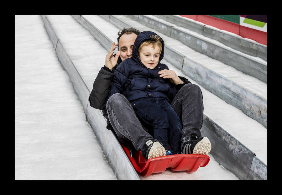 Fotos: La plaza de la Virgen Blanca se vuelve a transformar en una pista de hielo