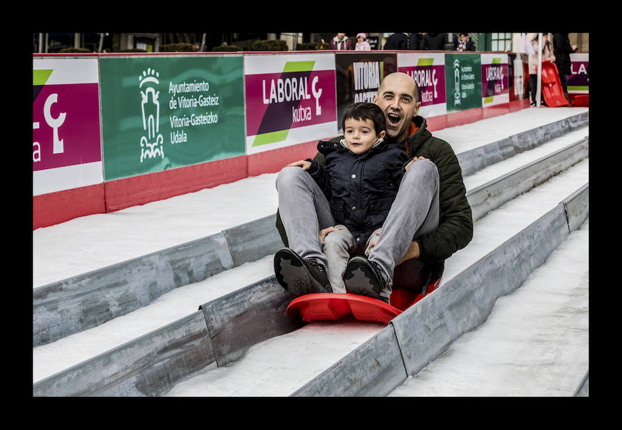 Fotos: La plaza de la Virgen Blanca se vuelve a transformar en una pista de hielo