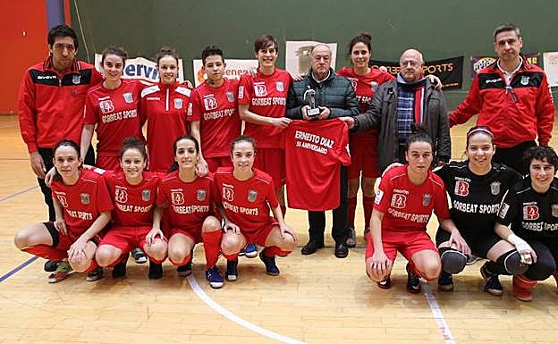 El veterano periodista Ernesto Díaz ha recibido un emotivo homenaje por su trayectoria y seguimiento del Bilbo y del fútbol sala vizcaíno.