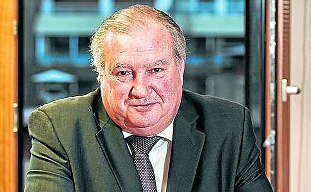 Roberto Larrañaga en uno de los despachos del SEA, la organización empresarial alavesa.