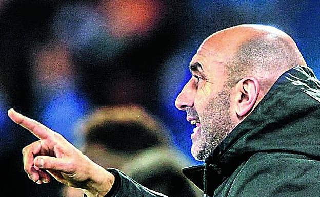 Abelardo imparte instrucciones a sus futbolistas.