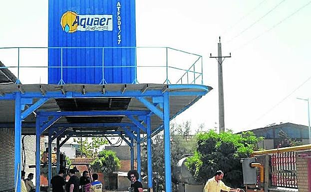 Imagen principal - Industrial. El generador transportable más grande va insertado en un contenedor, como este de Estehard (Irán), y produce 15.000 litros diarios, con los que se puede dar de beber a una población de 5.000 personas. Abajo a la izquierda, Namibia. Una 'máquina de la lluvia' en el desierto de Namib. Abajo a la derecha, pruebas. Enrique Veiga prueba el funcionamiento de un generador.