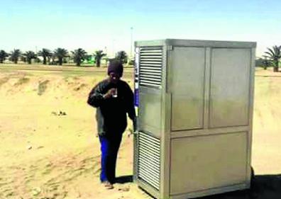 Imagen secundaria 1 - Industrial. El generador transportable más grande va insertado en un contenedor, como este de Estehard (Irán), y produce 15.000 litros diarios, con los que se puede dar de beber a una población de 5.000 personas. Abajo a la izquierda, Namibia. Una 'máquina de la lluvia' en el desierto de Namib. Abajo a la derecha, pruebas. Enrique Veiga prueba el funcionamiento de un generador.