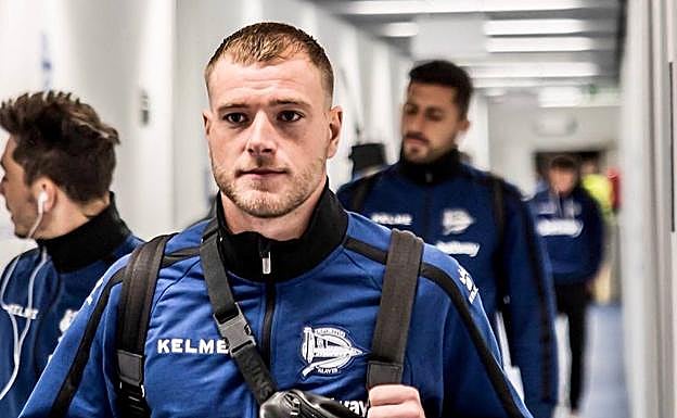 John Guidetti se dirige a los vestuarios.