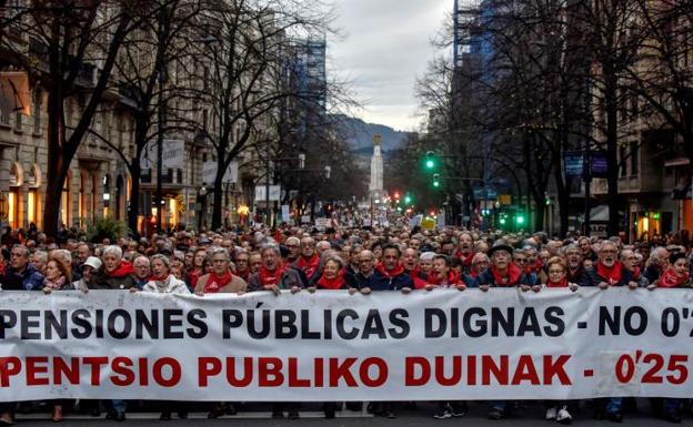 Miles de jubilados se manifiestan en Bilbao reclamando unas «pensiones públicas dignas».