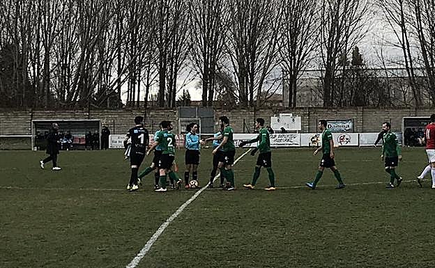 Los jugadores saludan a la árbitra del partido. 