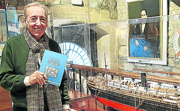 El autor del libro, junto a la maqueta del barco que comandaba su abuelo.