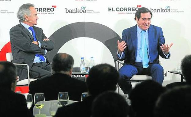 Antón Pradera, presidente de CIE Automotive, con el presidente de la CEOE, Antonio Garamendi.