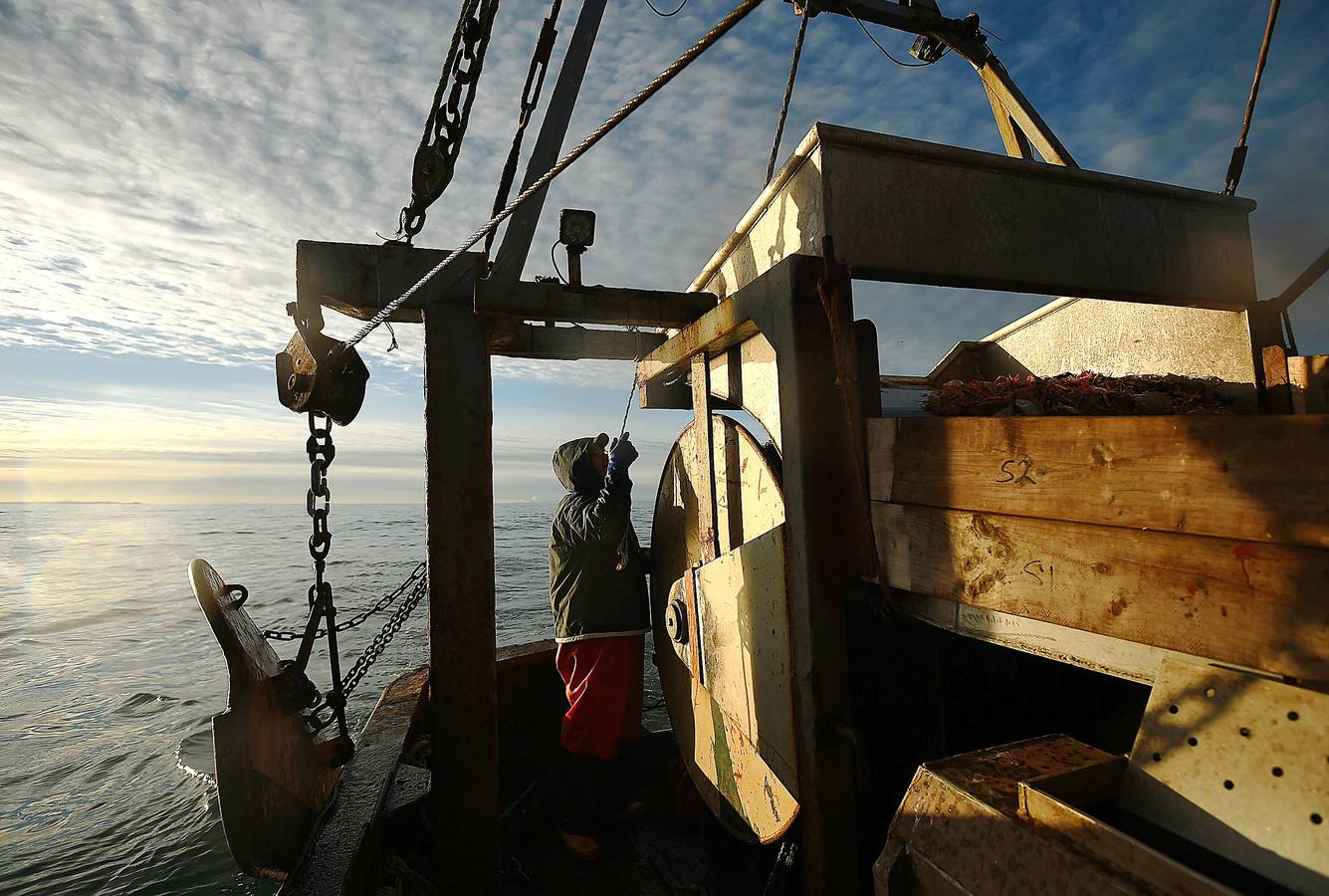 Los pescadores de Pittenweem, un pequeño pueblo costero en el sureste de Escocia, esperaban retomar el control de la pesca en sus aguas gracias al Brexit. Pero las divisiones políticas que agitan al gobierno y al parlamento británico empiezan a hacerles dudar. «Quiero que salgamos, si es posible mañana; nuestras aguas son para nuestros propios peces», dice un pescador septuagenario, que recuerda los días anteriores a la entrada de Reino Unido en la UE, en 1973. En las imágenes el arrastrero 'Scotia Star' faena en las costas escocesas