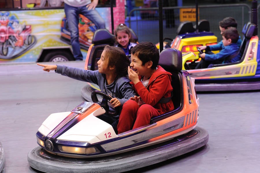 Centros escolares y familias de Bizkaia, así como de las provincias del entorno, aprovechan hoy la falta de colas en la primera jornada del PIN