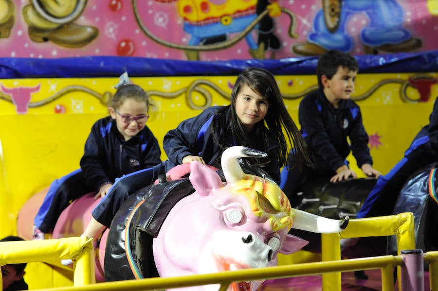 Centros escolares y familias de Bizkaia, así como de las provincias del entorno, aprovechan hoy la falta de colas en la primera jornada del PIN